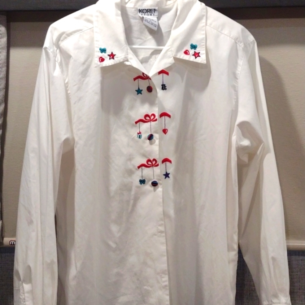 Women's Koret Sport Button -Up Shirt with Embroidered Accents. Size Large.